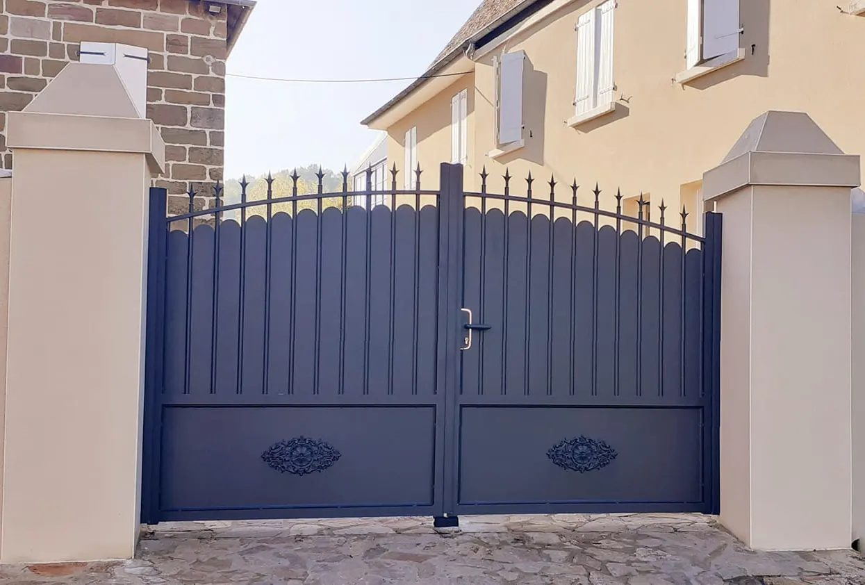 Installation de portail et cl&ocirc;ture sur mesure pour s&eacute;curiser une maison