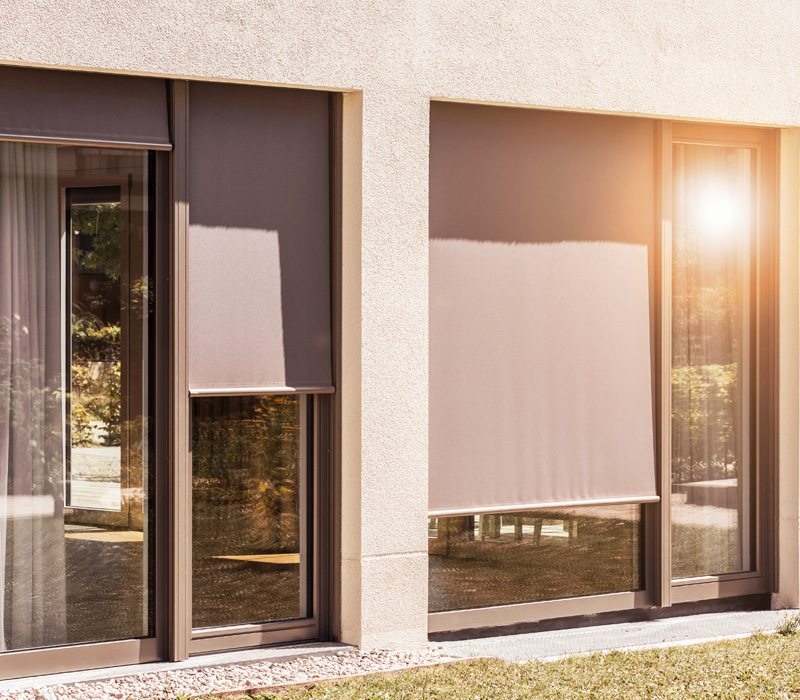 Protection solaire avec stores et volets sur mesure pour habitation